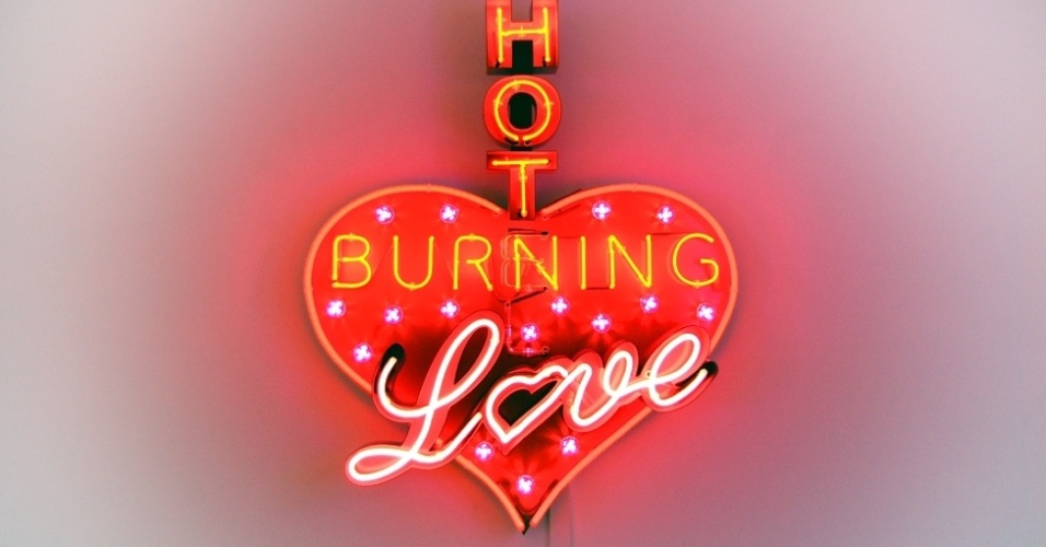 Inspirado pela energia e pelo lado kitsch do bairro de Soho, em Londres, durante os anos 70, Bracey acreditava que seus trabalhos trariam vitalidade à região. Sua primeira encomenda foi um letreiro para o clube The Pink Pussycat. Em pouco tempo, seu "neon sexy" passou a iluminar vários estabelecimentos do bairro - BBC