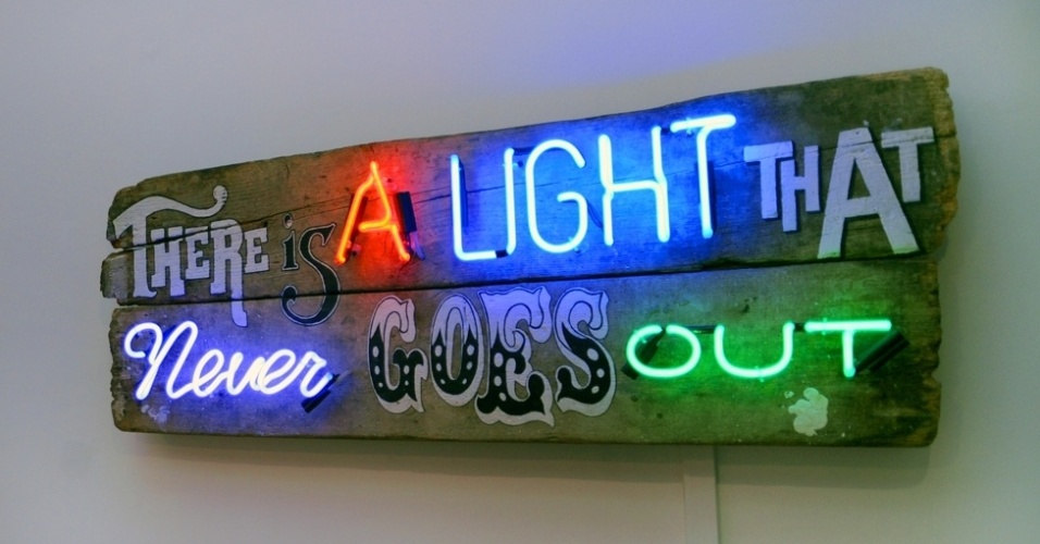 Para obter uma intensidade nas cores usadas em suas obras, Bracey usa vidro murano de Veneza juntamente com neon e outros gases. Ele também reutiliza letreiros antigos, os transformando em esculturas contemporâneas - BBC