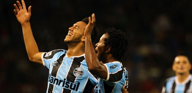 Souza (e) deu um passe perfeito para Zé Roberto o 1º gol do Grêmio contra o Náutico - Lucas Uebel/Divulgação Grêmio