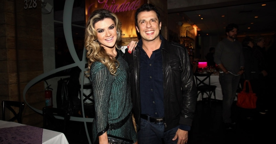 18.abr.2013 - A modelo Mirella Santos e o marido, o humorista do "Pânico" Ceará comparecem ao aniversário da modelo Adriane Galisteu em São Paulo