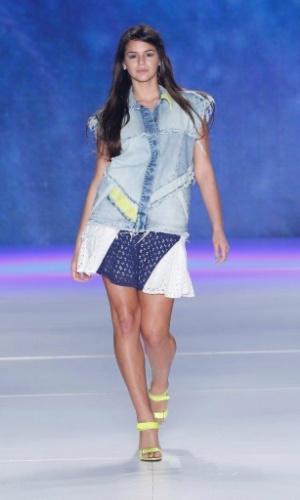 18.abr.2013 - Bruna Marquezine desfilando pela grife Coca-Cola Clothing no Fashion Rio, na Marina da Glória