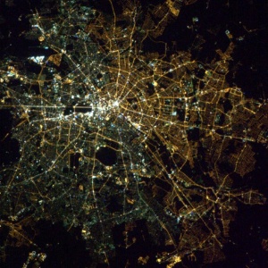 Do espaço, Berlim, na Alemanha, aparece divida por conta da diferença da iluminação no lado oriental e no lado ocidental  - Chris Hadfield
