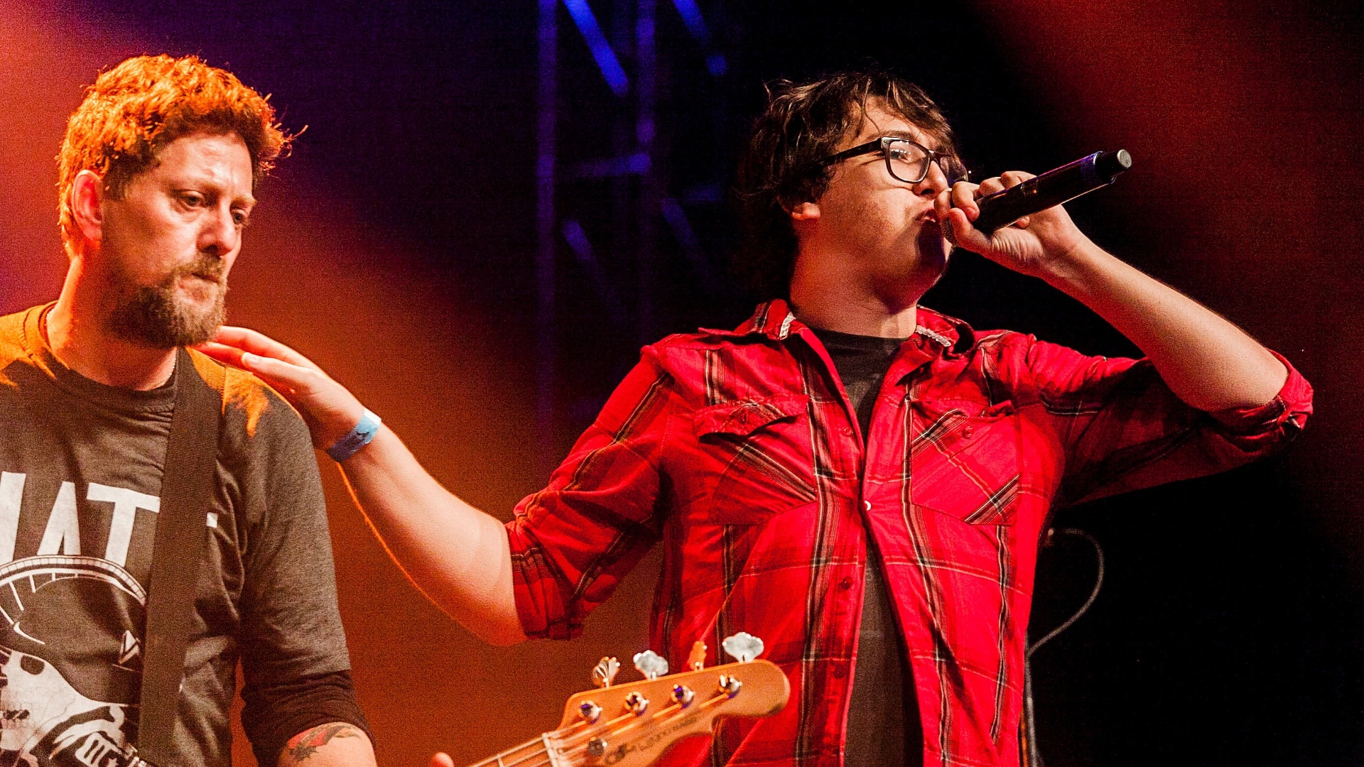 19.abr.2013 - Alexandre Abrão, filho do cantor Chorão, se apresenta com Raimundos no Show do Reencontro da UOL 89FM no Espaço das Américas, em São Paulo - Leonardo Soares/UOL