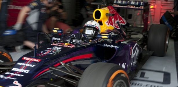 Piloto alemão Sebastian Vettel nos boxes durante o primeiro treino livre no Bahrein - AFP PHOTO / TOM GANDOLFINI