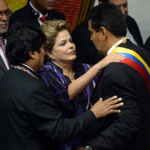 Presidentes Dilma Rousseff (ao centro), do Brasil e Evo Morales (à esq.), da Bolívia, cumprimentam Nicolás Maduro, que foi empossado como presidente Venezuela 