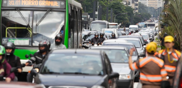 Avenida Paulista ganha faixas exclusivas de ônibus que vão funcionar de segunda a sábado, das 6h às 22h - Fernando Donasci/UOL 