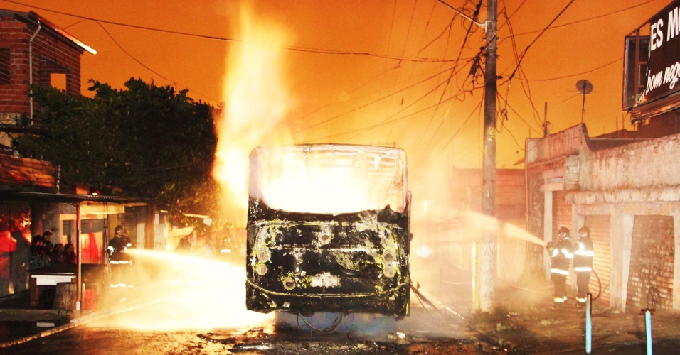 19.abr.2013 - Um ônibus foi incendiado na rua Júpiter, em Carapicuíba, Grande São Paulo, na noite desta quinta-feira (18). Há suspeita de que o incêndio tenha sido provocado como represália pela morte de quatro pessoas em Osasco e Carapicuíba na noite anteior