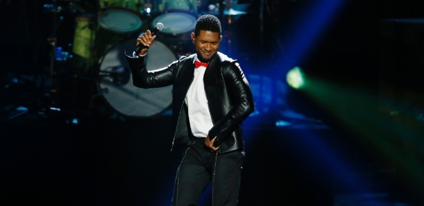 Usher imita Michael Jackson durante o Hall da Fama do Rock em Los Angeles