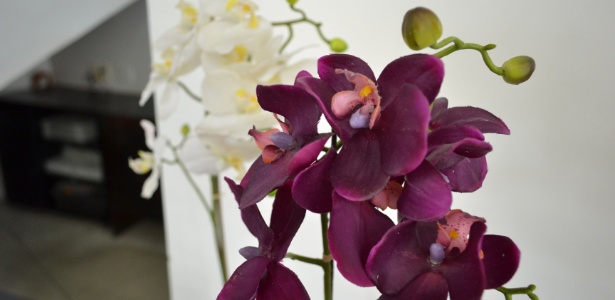 Ícones kitsch, flores artificiais decoram a casa sem deixá-la brega -