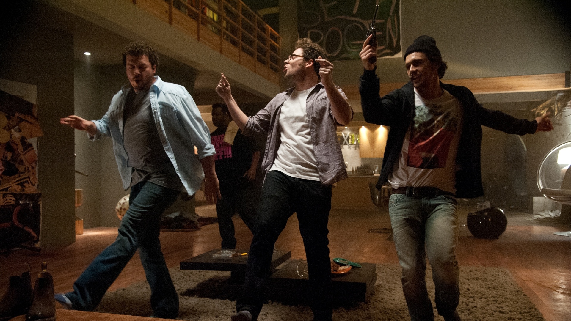 Enquanto participava de uma festa na casa de James Franco, Seth Rogen, Jay Baruchel, Emma Watson e outras celebridades são confrontados com um apocalipse zumbi. A nova comédia da dupla Seth Rogen e Evan Goldberg, de "Superbad" e "Segurando as Pontas", tem estreia prevista para setembro de 2013 - Divulgação / Sony Pictures