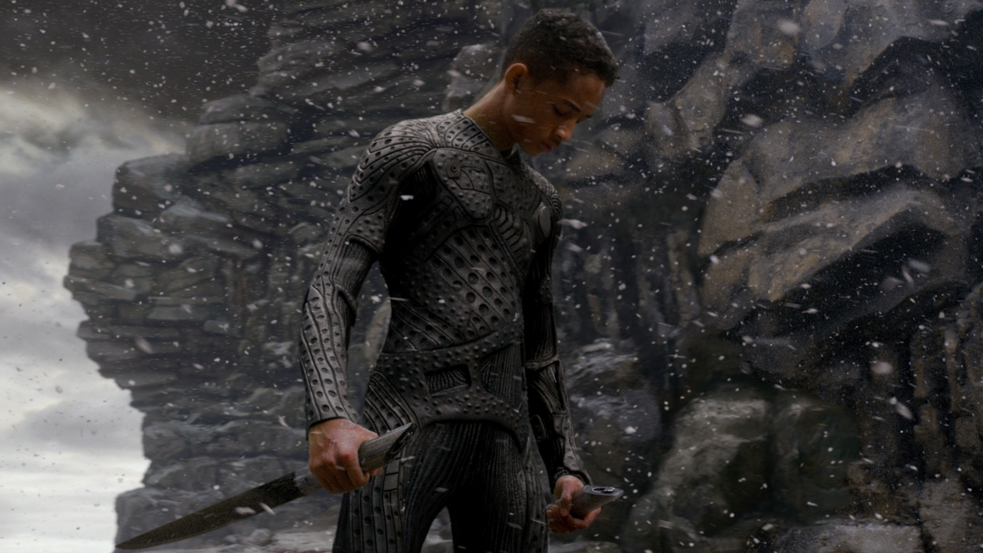 Jaden Smith aparece em cena de "Depois da Terra". Ao ter a nave derrubada após uma chuva de asteróides, Kitai Raige (Jaden) se vê obrigado a enfrentar sozinho um planeta hostil e inóspito para salvar a vida do pai, o general Cypher Raige, interpretado por Will Smith. - Divulgação / Sony Pictures