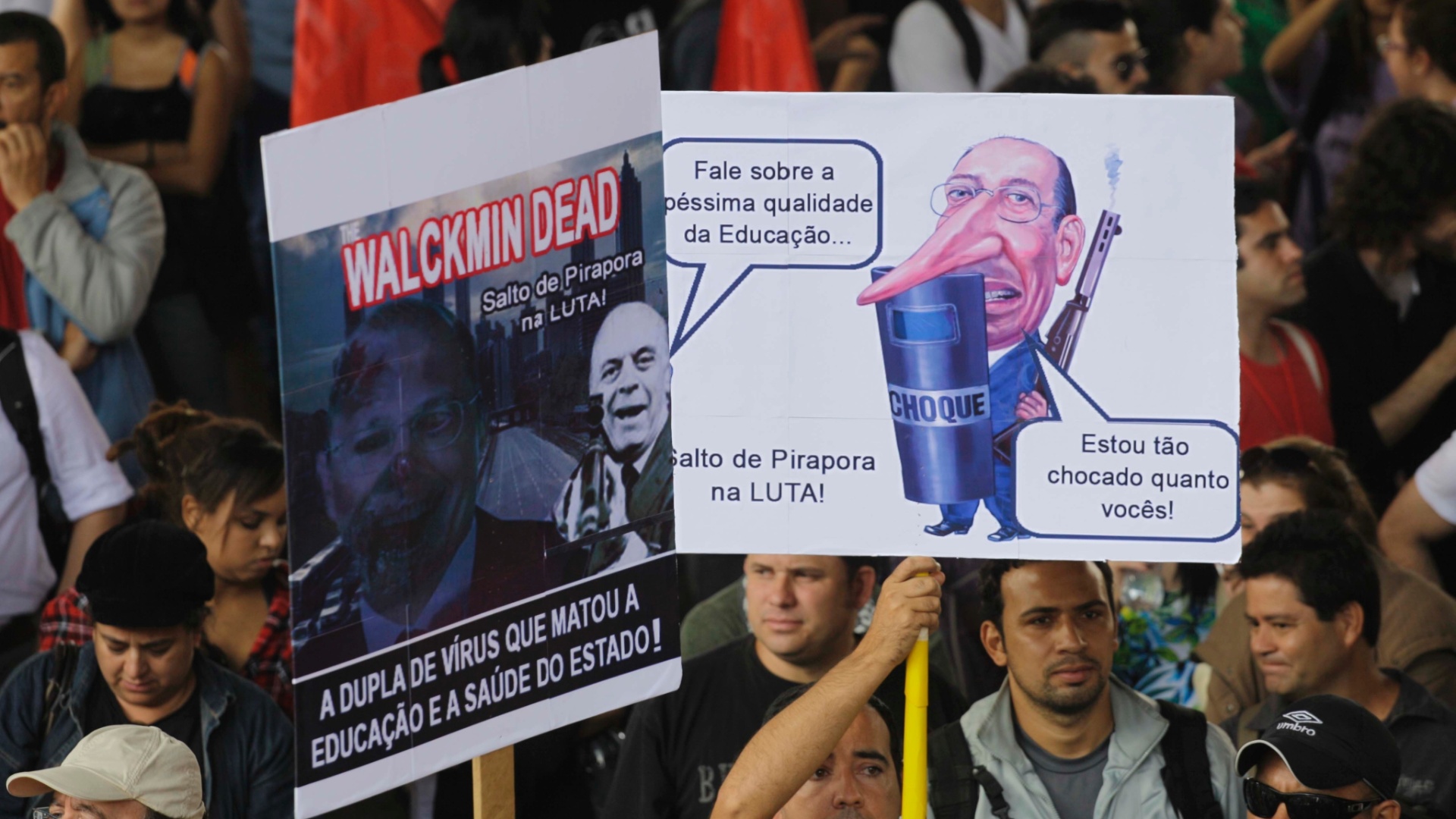 Uma manifestação organizada por professores da rede estadual de São Paulo ocupa duas faixas da avenida Paulista na tarde desta sexta-feira (19). Os manifestantes estão no vão do Masp (Museu de Arte de São Paulo) e ocupam as faixas no sentido Consolação. O protesto tem cerca de 5 mil pessoas, de acordo com um comandante da PM presente no local - Nelson Antoine/ Fotoarena/ Estadão Conteúdo