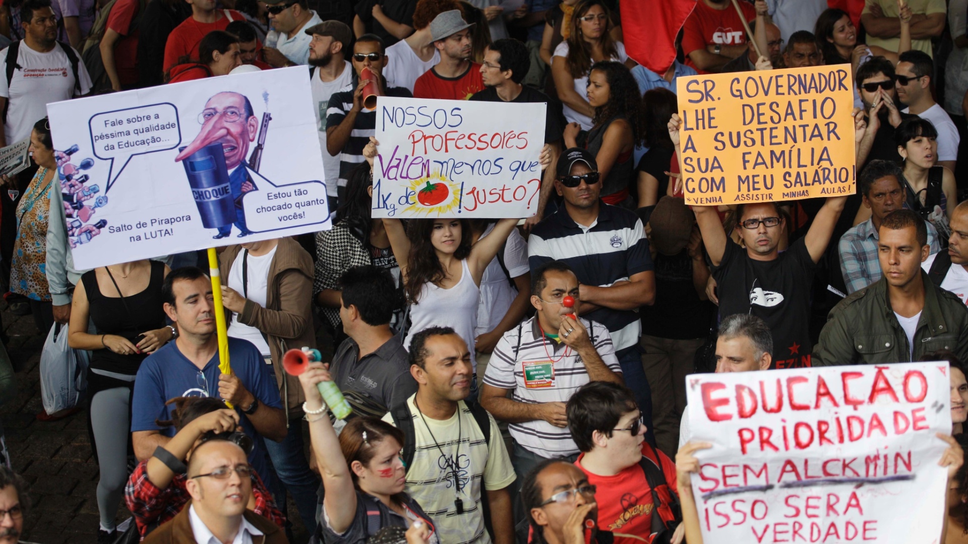 Uma manifestação organizada por professores da rede estadual de São Paulo ocupa duas faixas da avenida Paulista na tarde desta sexta-feira (19). Os manifestantes estão no vão do Masp (Museu de Arte de São Paulo) e ocupam as faixas no sentido Consolação. O protesto tem cerca de 5 mil pessoas, de acordo com um comandante da PM presente no local - Nelson Antoine/ Fotoarena/ Estadão Conteúdo