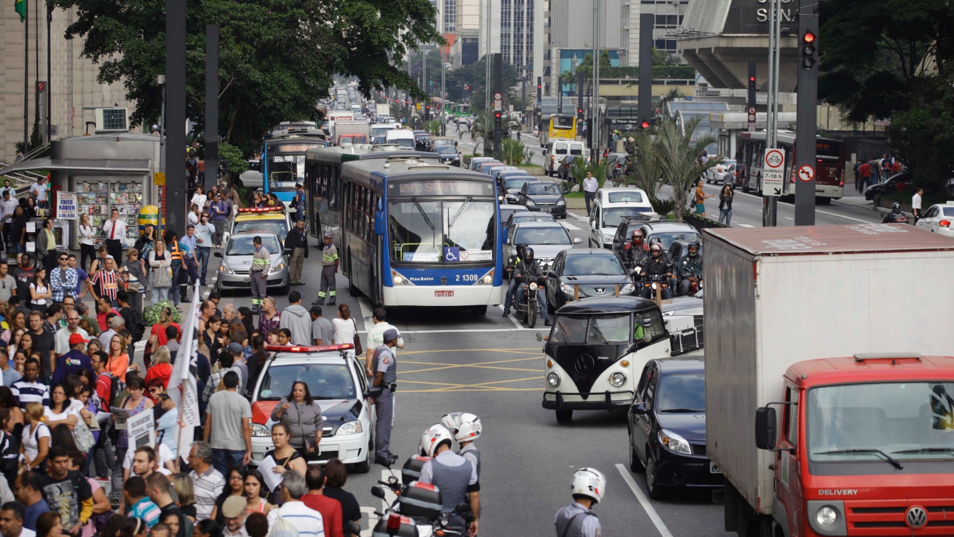 Uma manifestação organizada por professores da rede estadual de São Paulo ocupa duas faixas da avenida Paulista na tarde desta sexta-feira (19). Os manifestantes estão no vão do Masp (Museu de Arte de São Paulo) e ocupam as faixas no sentido Consolação. O protesto tem cerca de 5 mil pessoas, de acordo com um comandante da PM presente no local - Nelson Antoine/ Fotoarena/ Estadão Conteúdo