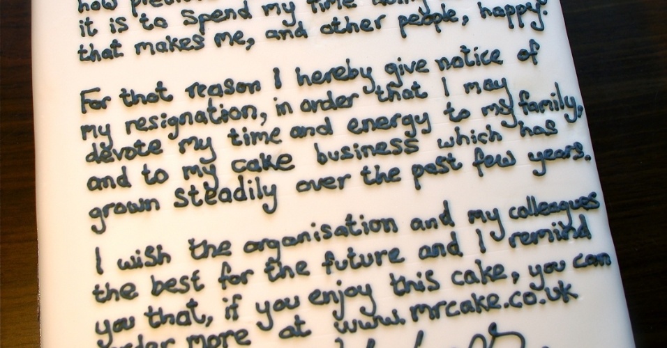 Britânico envia carta de demissão em forma de bolo 
