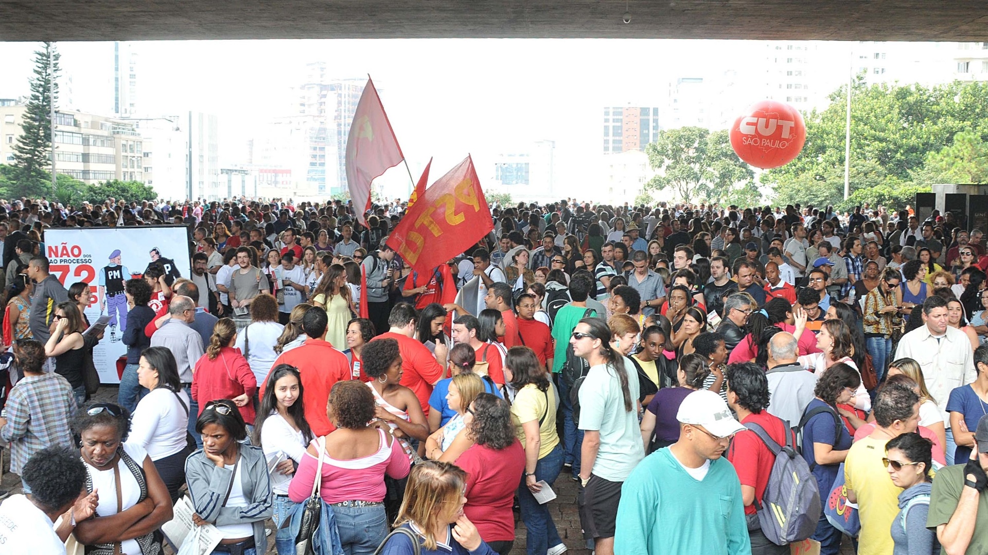Uma manifestação organizada por professores da rede estadual de São Paulo ocupa duas faixas da avenida Paulista na tarde desta sexta-feira (19). Os manifestantes estão no vão do Masp (Museu de Arte de São Paulo) e ocupam as faixas no sentido Consolação. O protesto tem cerca de 5 mil pessoas, de acordo com um comandante da PM presente no local - J. Duran Machfee/Futura Press