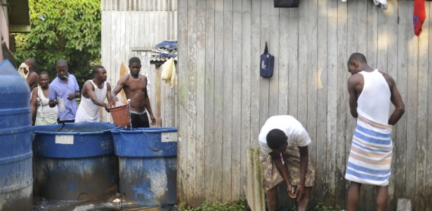 Vivendo em condições precárias, imigrantes haitianos aguardam visto provisório em Brasilieia no estado do Acre - Marcello Casal Jr./ABr