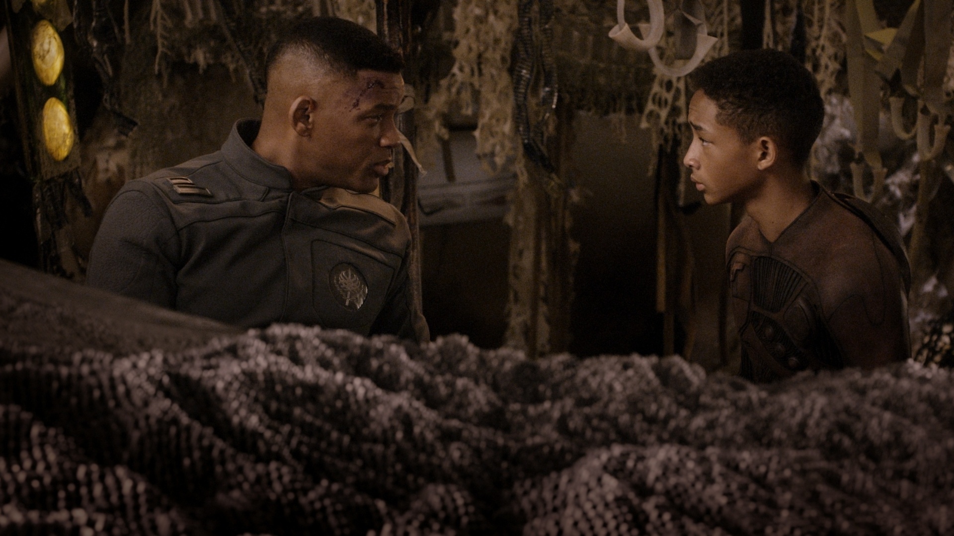 Will e Jaden Smith aparecem juntos em cena de "Depois da Terra". A dupla de atores volta a interpretar pai e filho nos cinemas. A ficção científica futurista tem direção do indiano M. Night Shyamalan, o mesmo de "O Sexto Sentido" e "Corpo Fechado" - Divulgação / Sony Pictures