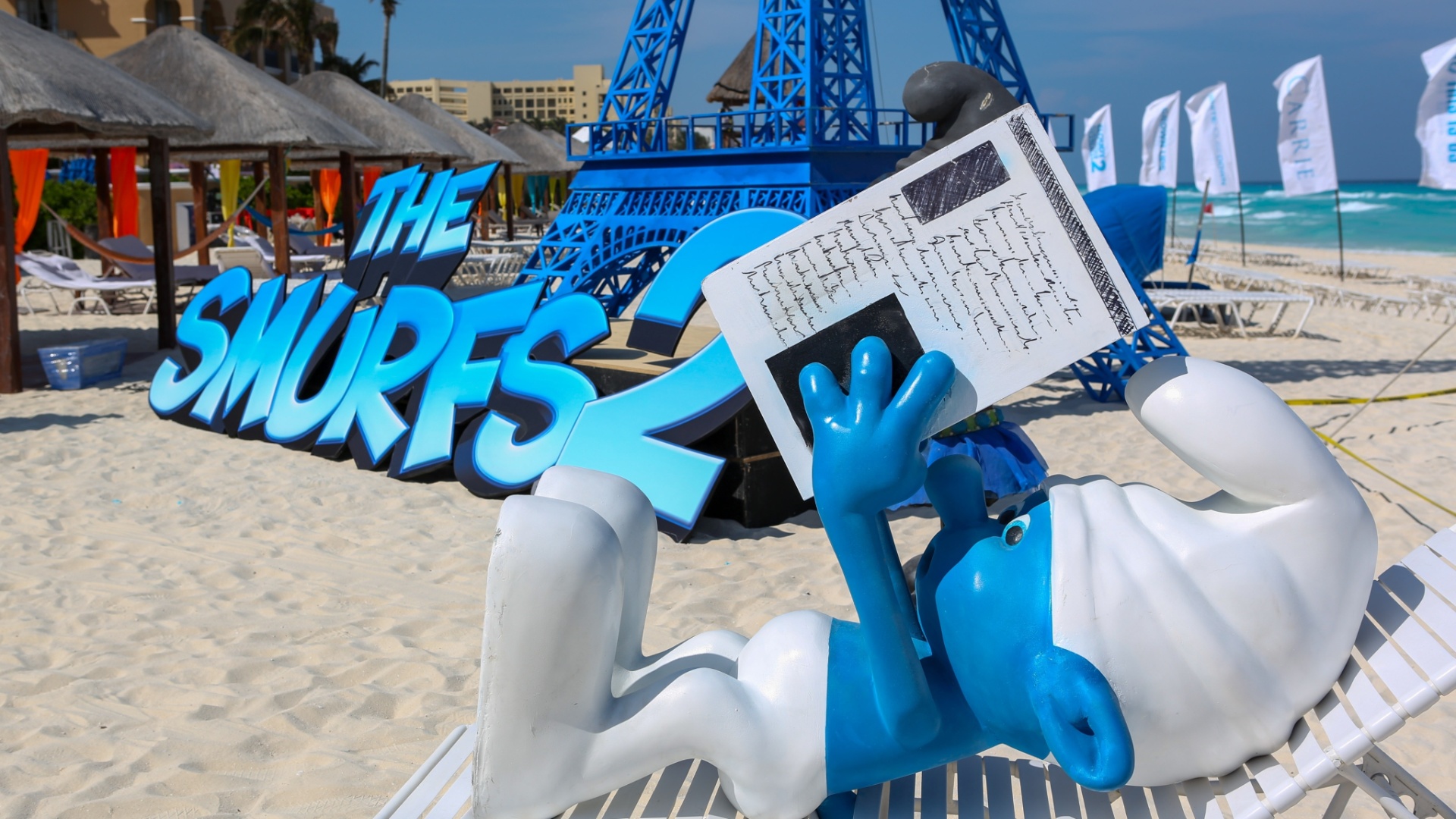 18.abr.2013 - Boneco divulga novo filme dos Smurfs, "Os Smurfs 2", no evento Summer of Sony em Cancún, no México. - Handout/Getty Images