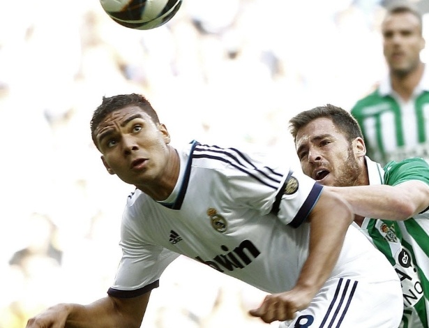 20.abr.2013 - Brasileiro Casemiro faz sua estreia pelo Real Madrid na partida contra o Real Betis, pelo Campeonato Espanhol