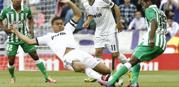 Casemiro dá carrinho em Campbell na sua estreia pela equipe do Real Madrid - Ballesteros/EFE