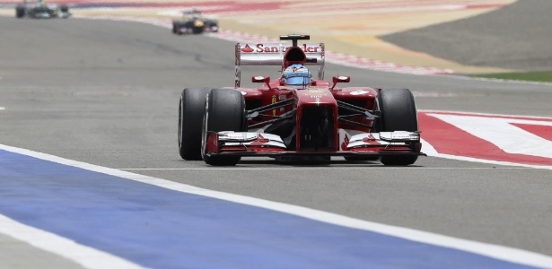 Problema na asa móvel traseira complicou as pretensões de Alonso no GP do Bahrein - Ahmed Jadallah/Reuters