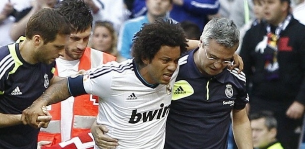 Marcelo sai de campo machucado na partida contra o Real Betis  - Ballesteros/EFE
