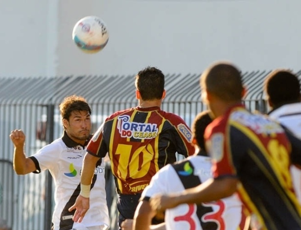 20.abr.2013 - Pedro Ken (esq.), do Vasco, cabeceia a bola durante a partida contra o Madureira, pelo Campeonato Carioca - Bia Figueiredo/vasco.com.br