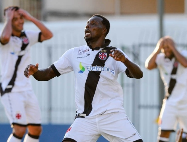 20.abr.2013 - Tenório, atacante do Vasco, se lamenta após perder grande oportunidade de gol na derrota por 1 a 0 para o Madureira, pelo Campeonato Carioca - Bia Figueiredo/vasco.com.br