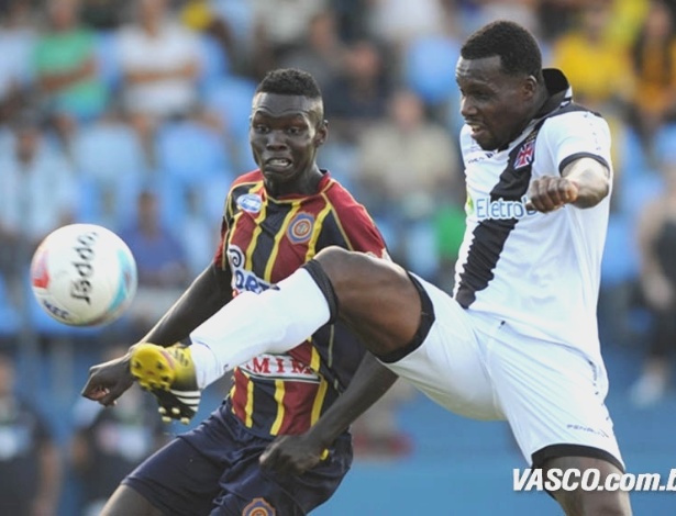 20.abr.2013 - Tenório tenta a jogada na derrota do Vasco para o Madureira por 1 a 0, em partida do Campeonato Carioca - Bia Figueiredo/vasco.com.br