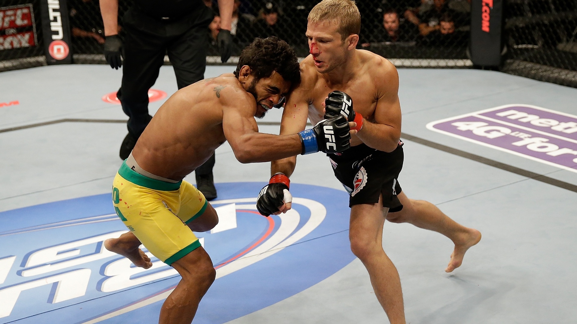 20.abr.2013 - O brasileiro Wolverine foi nocauteado por T.J. Dillashaw ainda no primeiro round da disputa do UFC on Fox. Essa foi a segunda luta dele no peso galo. Antes, ele atuava no peso pena - Ezra Shaw/Zuffa LLC/Getty Images