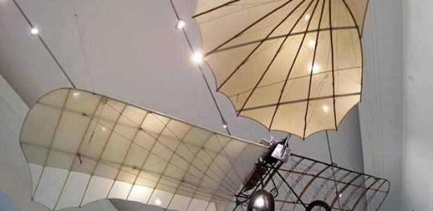 O antigo aparelho voador inventado por Otto Lilienthal é uma das atrações do musem em Dresden - Divulgação/Deutsch Welle