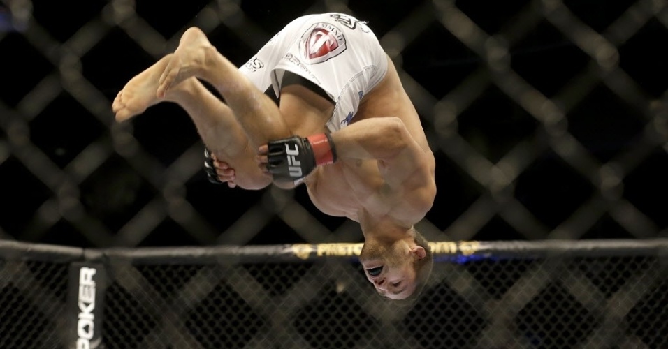 20.abr.2013 - Chad Mendes dá cambalhota para comemorar vitória sobre Darren Elkins no UFC on Fox 7 - Jeff Chiu/AP