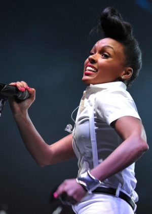 20.abr.2013 - Janelle Monáe durante apresentação no segundo fim de semana do Coachella - John Shearer/Invision/AP