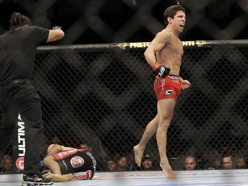 20.abr.2013 - Joseph Benavidez comemora vitória sobre Darren Uyenoyama no UFC on Fox 7 - Jeff Chiu/AP