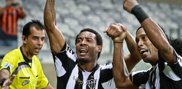 Rosinei e Ronaldinho comemoram a vitória atleticana sobre o Villa Nova, no Mineirão - Bruno Cantini/Site do Atlético-MG