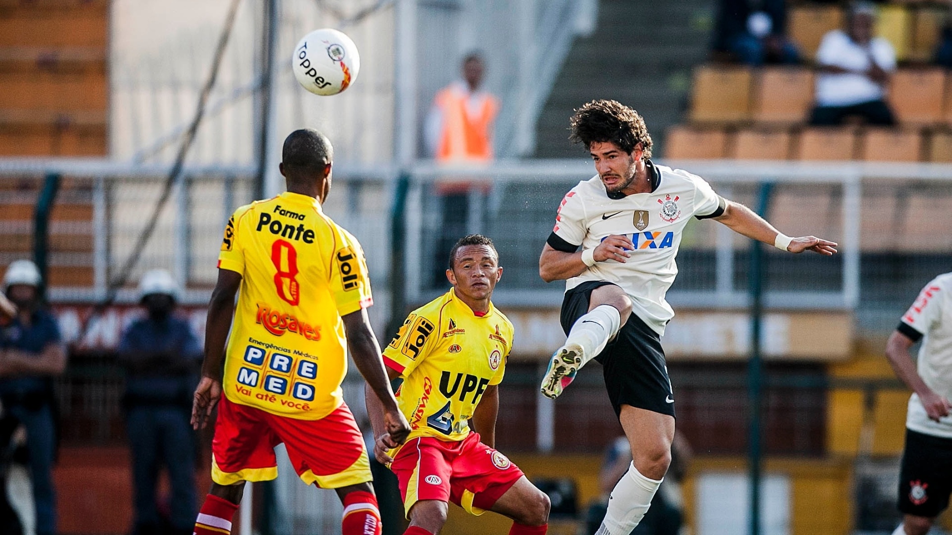 21.abr.2013 - Alexandre Pato manda de cabeça para o gol na partida entre Corinthians e Atlético Sorocaba pelo Campeonato Paulista - Leonardo Soares/UOL