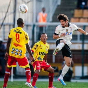 21.abr.2013 - Alexandre Pato manda de cabeça para o gol na partida entre Corinthians e Atlético Sorocaba pelo Campeonato Paulista - Leonardo Soares/UOL