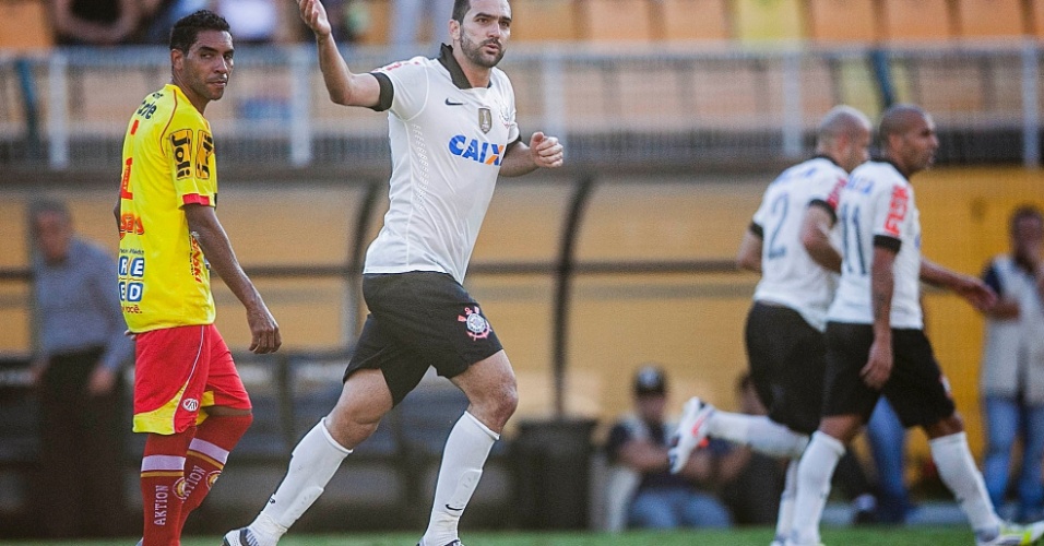 21.abr.2013 - Danilo comemora gol do Corinthians sobre o Atlético Sorocaba pelo Campeonato Paulista