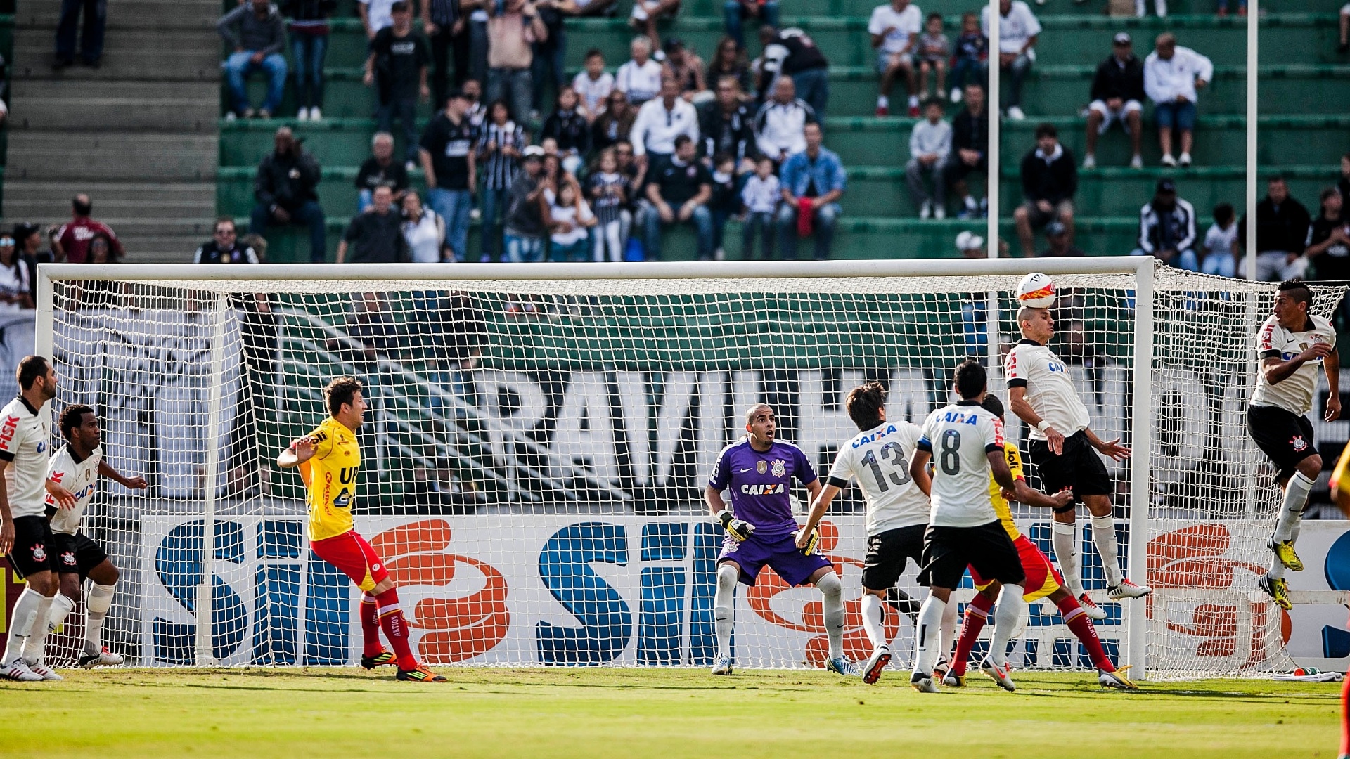 21.abr.2013 - Fábio Santos afasta perigo da defesa do Corinthians após cruzamento do Atlético Sorocaba no Campeonato Paulista - Leonardo Soares/UOL