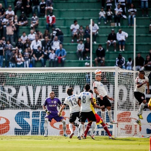 21.abr.2013 - Fábio Santos afasta perigo da defesa do Corinthians após cruzamento do Atlético Sorocaba no Campeonato Paulista - Leonardo Soares/UOL