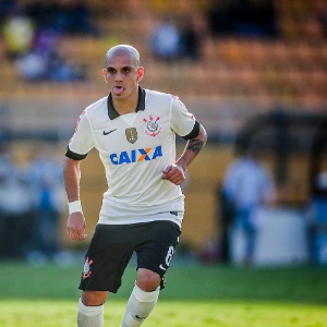 21.abr.2013 - Fábio Santos durante a partida entre Corinthians e Atlético Sorocaba no Pacaembu pelo Campeonato Paulista - Leonardo Soares/UOL