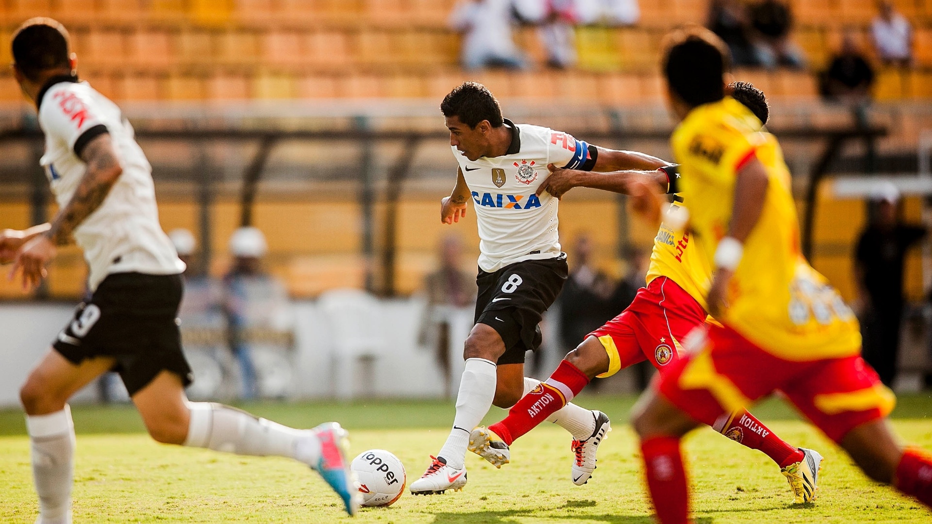 21.abr.2013 - Paulinho faz jogada no jogo entre Corinthians e Atlético Sorocaba pelo Campeonato Paulista - Leonardo Soares/UOL