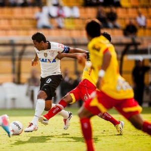 21.abr.2013 - Paulinho faz jogada no jogo entre Corinthians e Atlético Sorocaba pelo Campeonato Paulista - Leonardo Soares/UOL