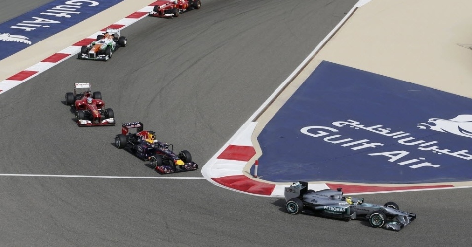 21.abr.2013 - Pilotos fazem a curva após a largada do GP do Bahrein - Ahmed Jadallah/Reuters