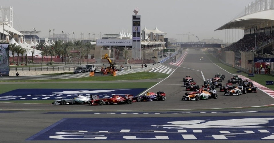 21.abr.2013 - Pilotos fazem a primeira curva após a largada do GP do Bahrein - Hassan Ammar/AP