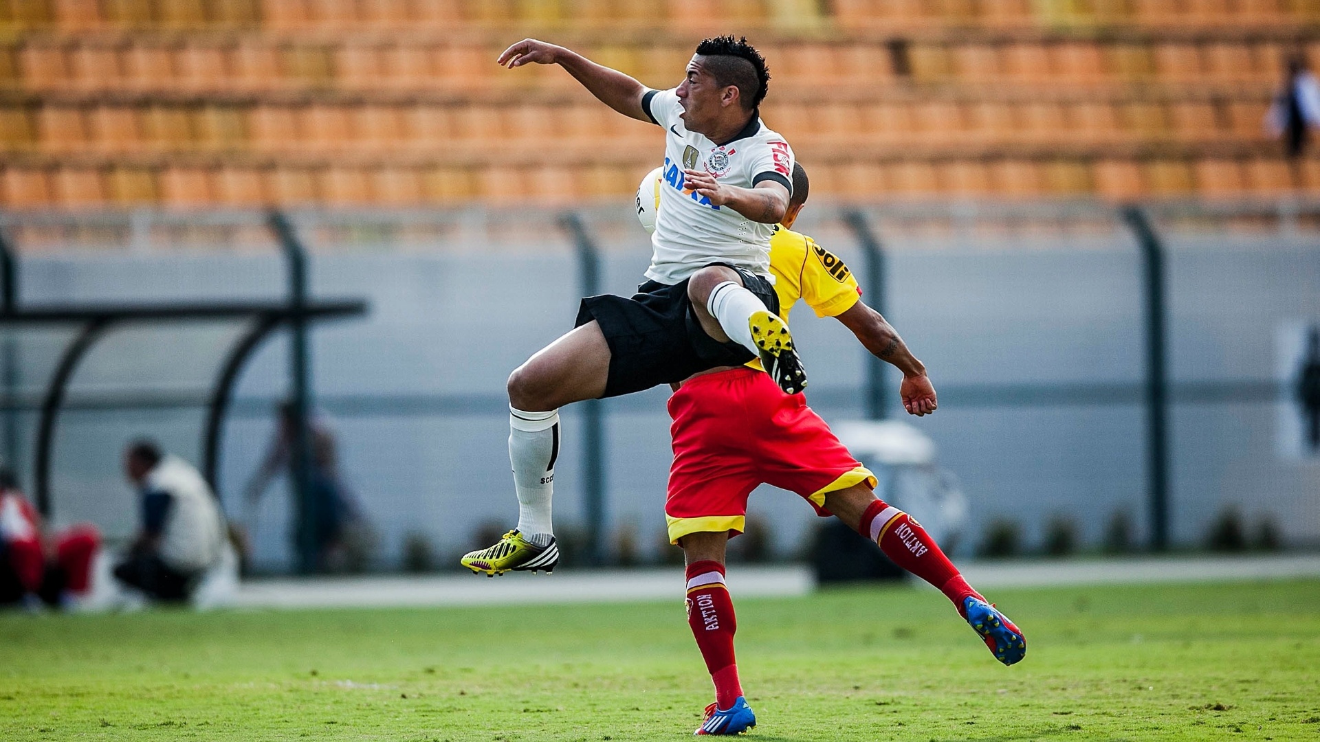 21.abr.2013 - Ralf disputa bola na partida entre Corinthians e Atlético Sorocaba pelo Campeonato Paulista - Leonardo Soares/UOL