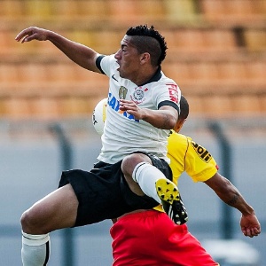 21.abr.2013 - Ralf disputa bola na partida entre Corinthians e Atlético Sorocaba pelo Campeonato Paulista - Leonardo Soares/UOL