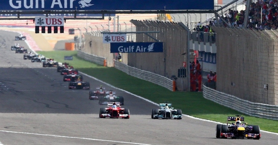 21.abr.2013 - Sebastian Vettel, da Red Bull, lidera pelotão no GP do Bahrein - Srdjan Suki/EFE