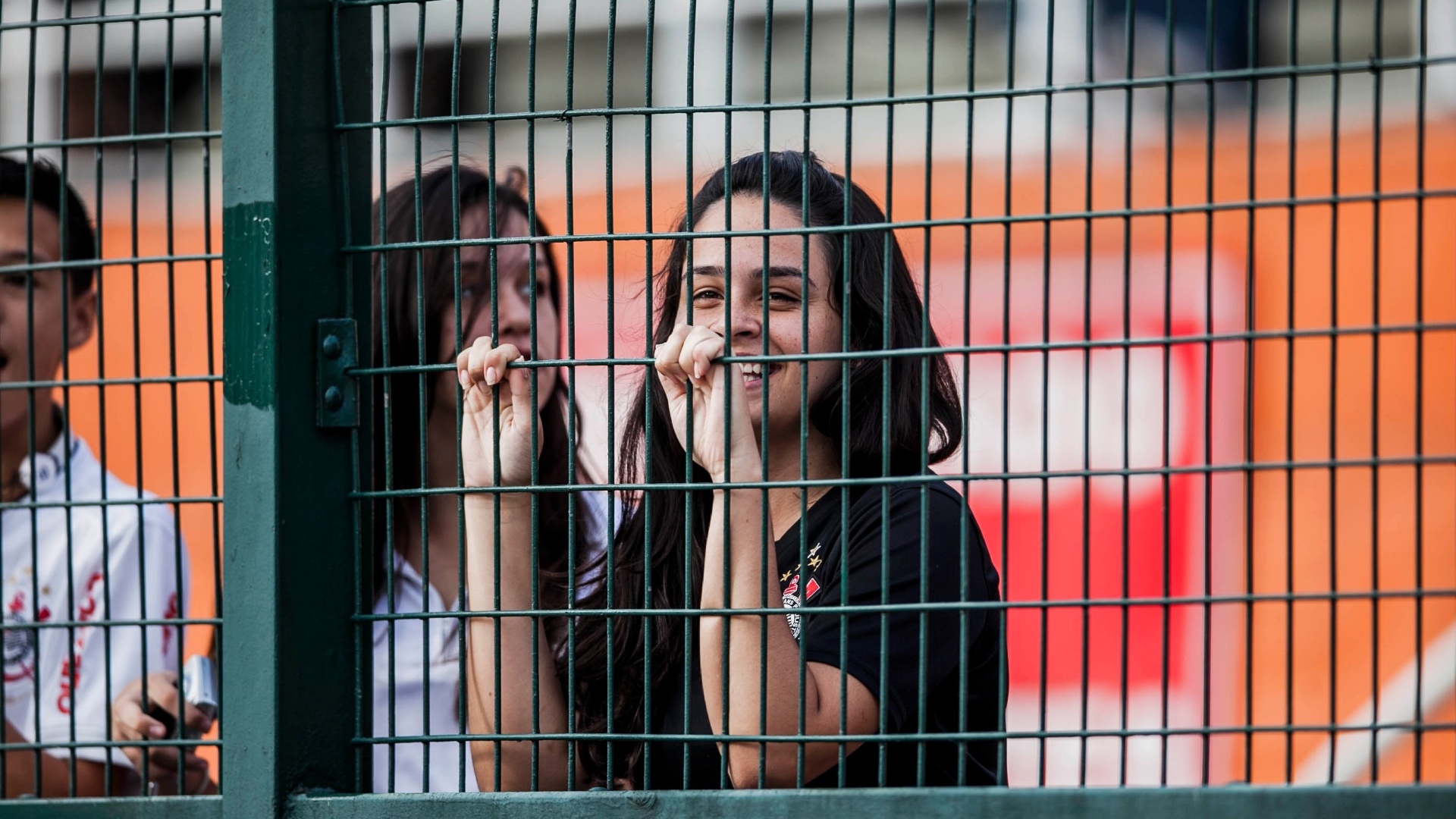 21.abr.2013 - Torcedora do Corinthians aguarda início da partida contra o Atlético Sorocaba pelo Campeonato Paulista - Leonardo Soares/UOL